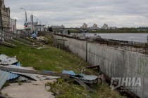 Начался снос конструкций за синим забором на Нижневолжской набережной в Нижнем Новгороде