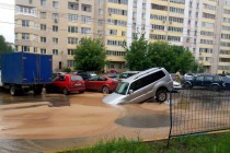 Провал в асфальте диаметром 1,5 метра образовался из-за прорыва водопровода на ул.Полтавская в Нижнем Новгороде