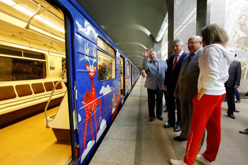 Олег Яушев, Сергей Белов и Валерий Шанцев осматривают брендированный поезд