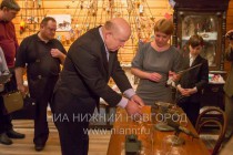 Валерий Шанцев знакомится с экспонатами музея елочной игрушки (2013 год)
