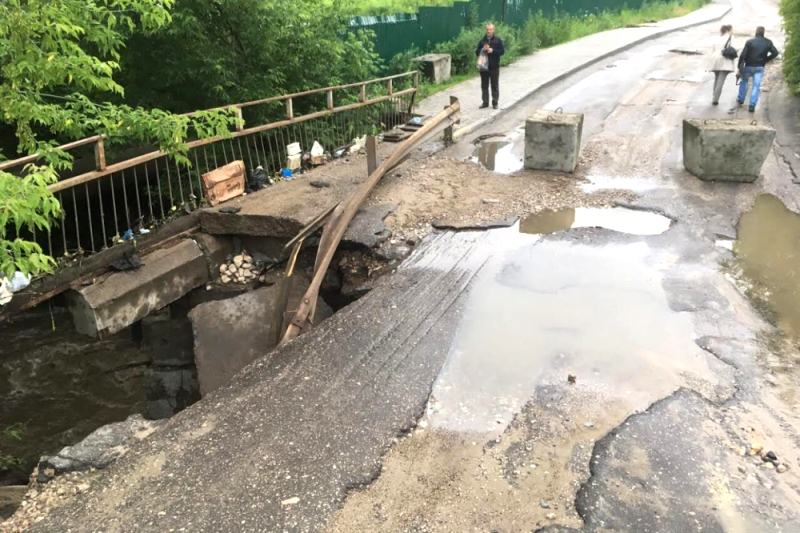 Автомобильный мост через реку Старка частично обрушился в мкр. Кузнечиха 6 июля
