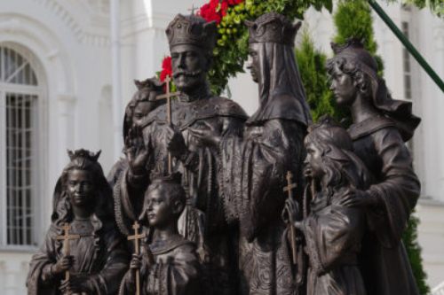 Памятник семье Николая II открылся в Дивеевском монастыре в Нижегородской области 31 июля
