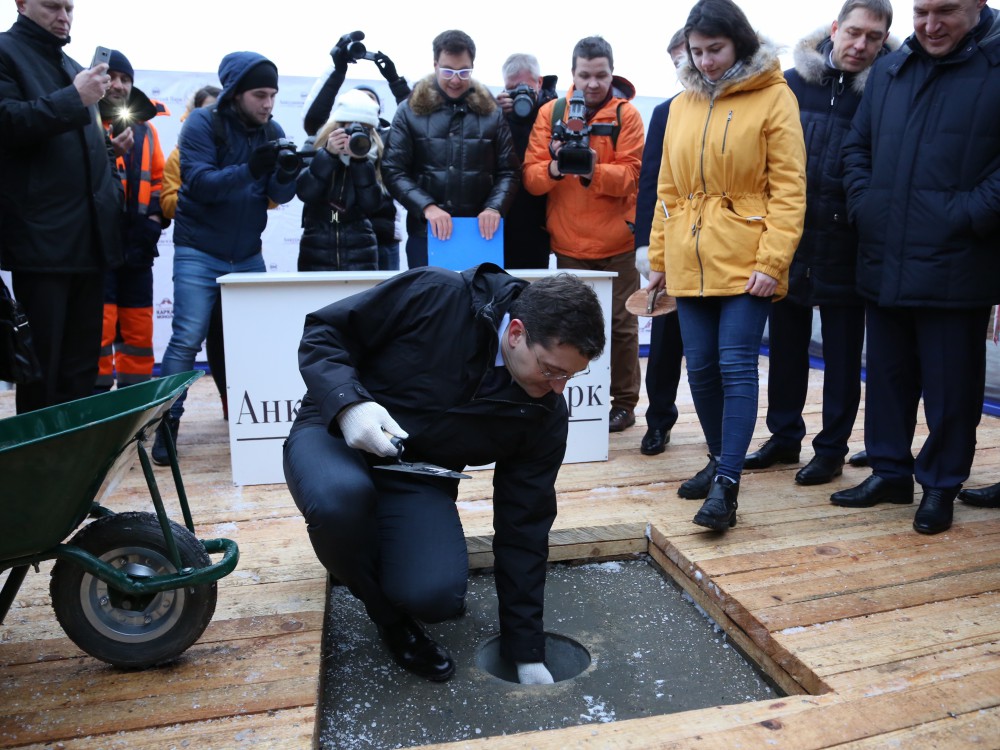 Глеб Никитин закладывает капсулу в фундамент первого детсада ЖК Анкудиновский парк