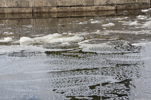 Двое детей провалились под лед 21 ноября в п.Тонкино Нижегородской области