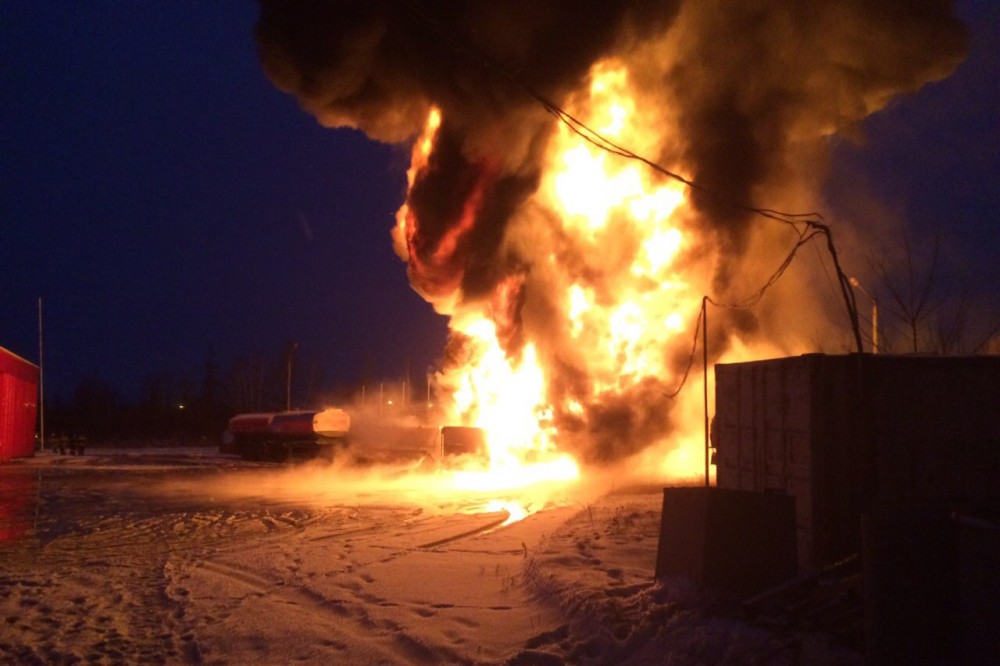 Более 100 человек тушили загоревшийся бензовоз в Кстовском районе Нижегородской области 29 ноября