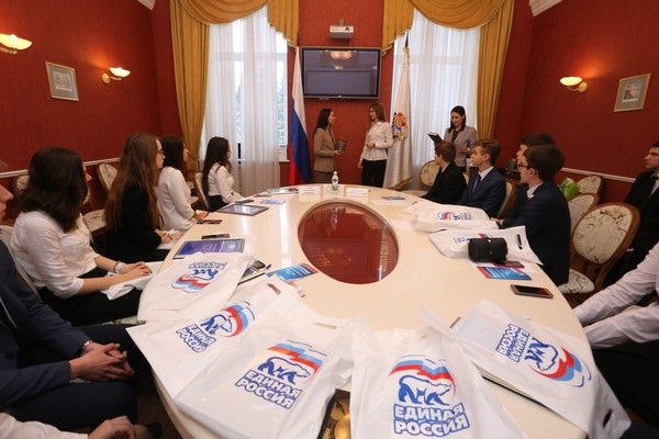 Круглый стол "Конституция РФ: взгляд молодежи" состоялся в ЗС НО