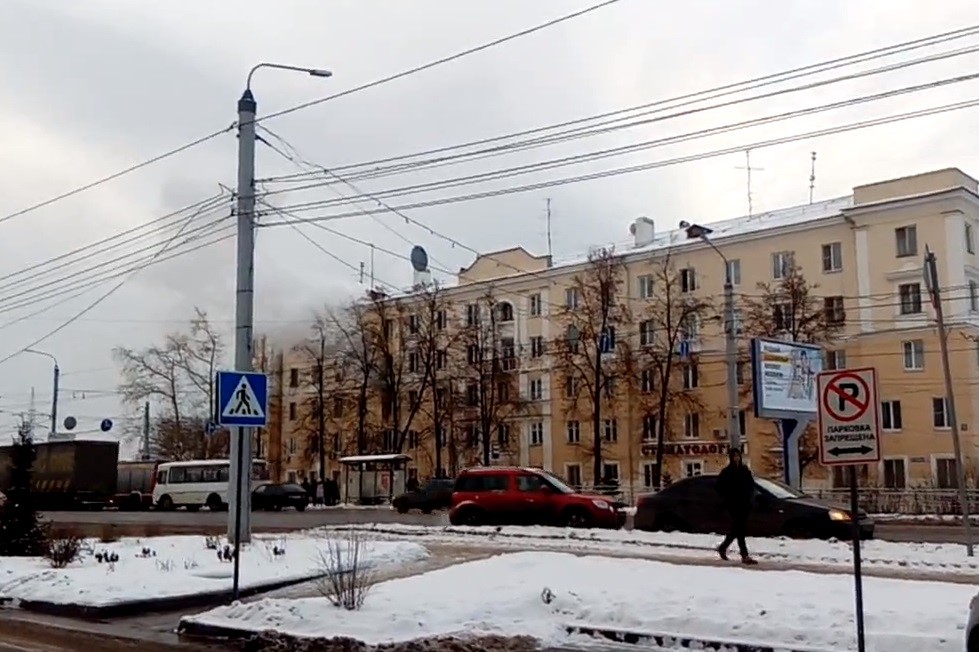Один человек погиб на пожаре в пятиэтажном доме на пр.Ленина в Нижнем Новгороде днём 13 декабря (видео)