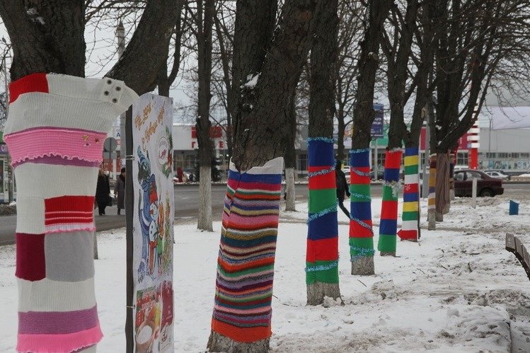 Жители Приокского района Нижнего Новгорода закутают деревья в парке "Швейцария" в вязаную "одежду"