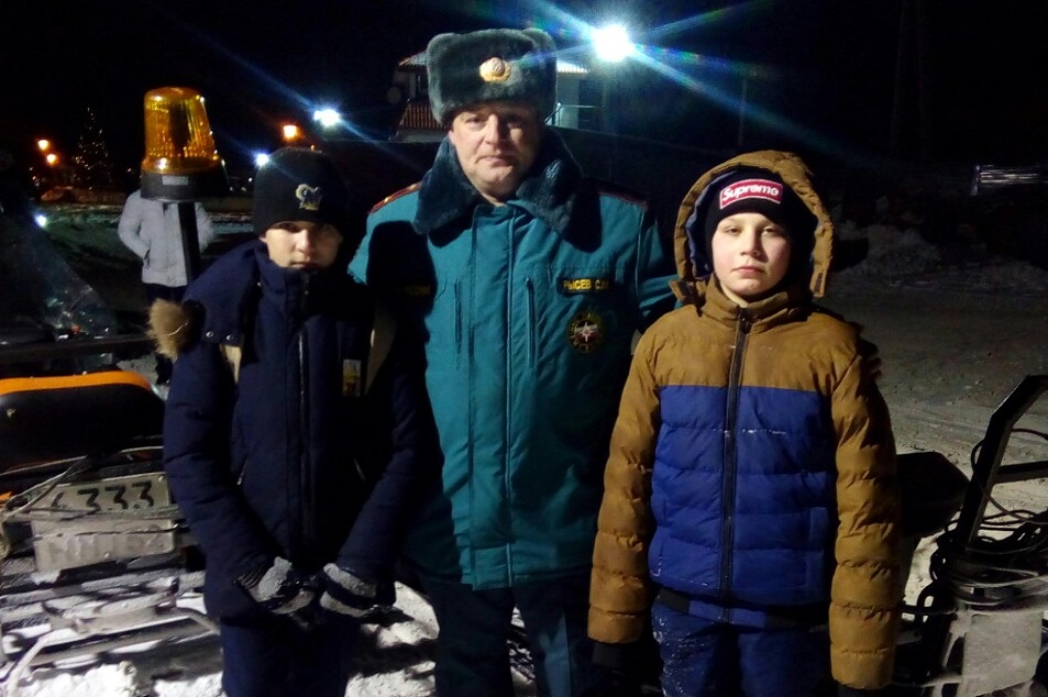 Двоих детей, которые переходя по реке оказались на льдине с водой, спасли сотрудники нижегородского ГУ МЧС