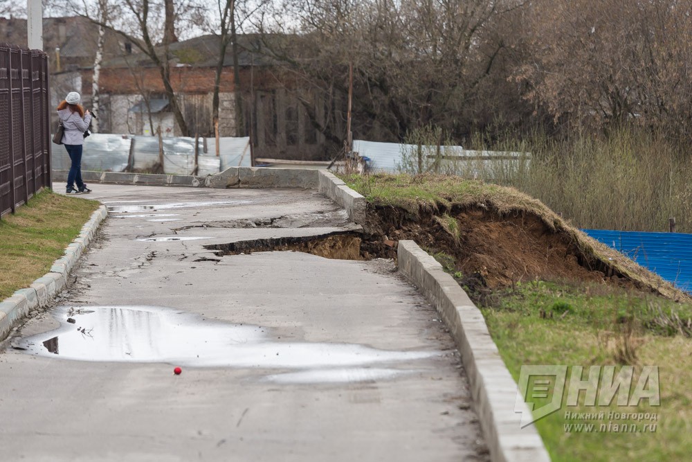 Ребенок ошпарился кипятком, бьющим из провала грунта на дороге в Нижнем Новгороде