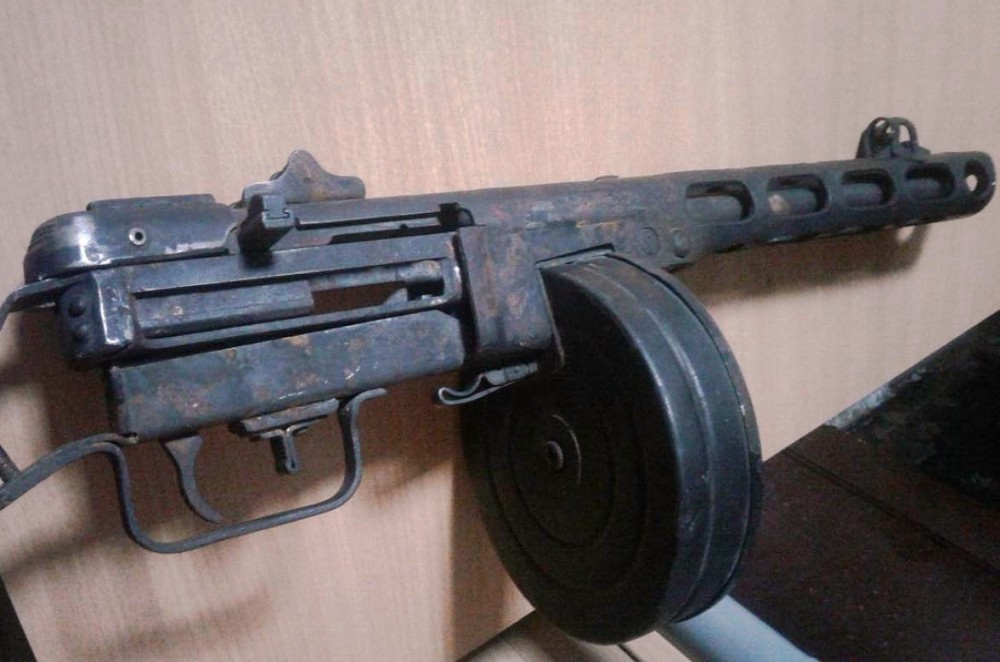 Мужчину, угрожавшего незнакомцу оружием, похожим на пистолет-пулемет, арестовали в Нижнем Новгороде