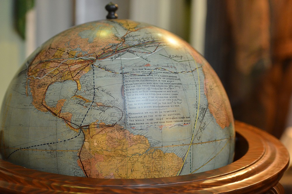 Родственники Валерия Чкалова передали копию глобуса "Пилотов и Первооткрывателей" в нижегородский музей