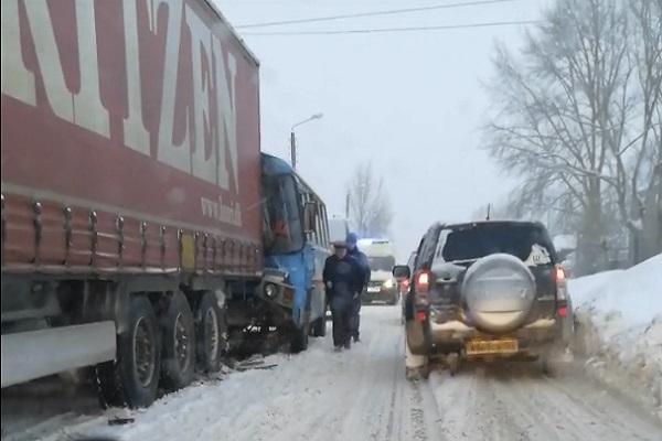 Более 20 пассажиров служебного ПАЗа пострадали в ДТП на Гребном канале в Нижнем Новгороде