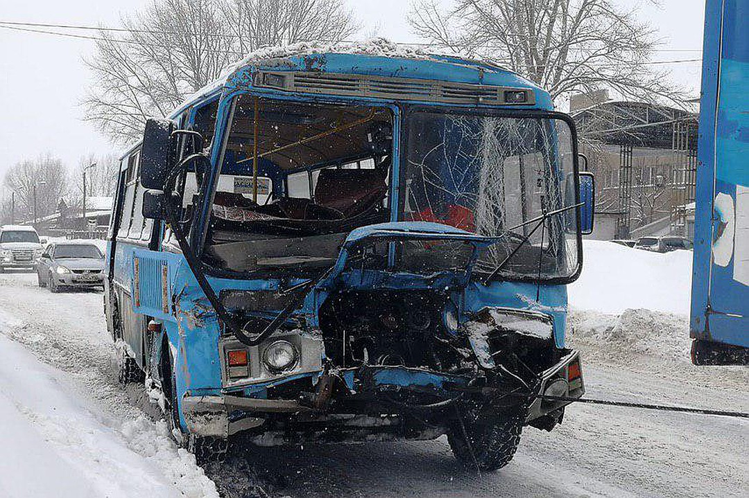 Более 20 пассажиров служебного ПАЗа пострадали в ДТП на Гребном канале в Нижнем Новгороде