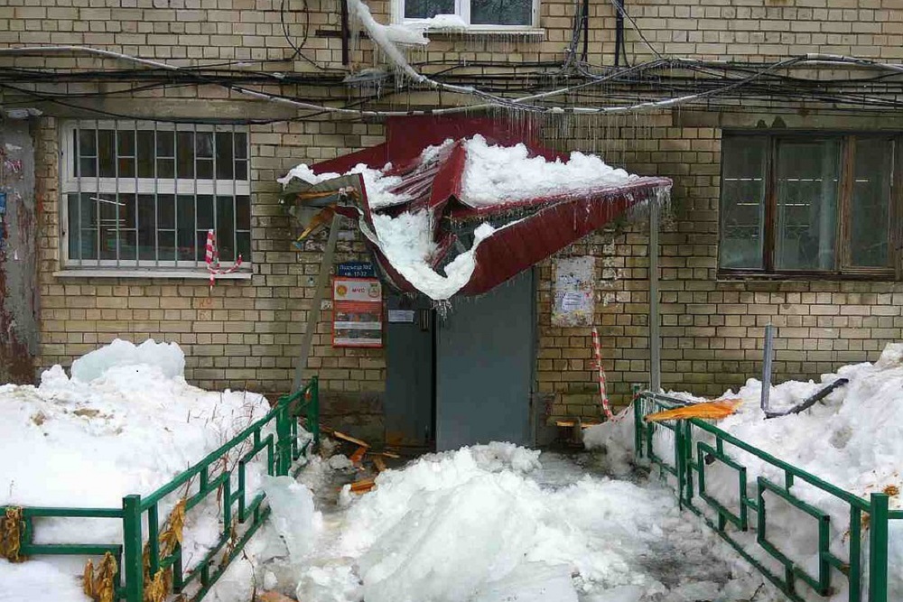 Гигантская сосулька обрушилась на козырек крыши дома по ул. Бекетова в Нижнем Новгороде