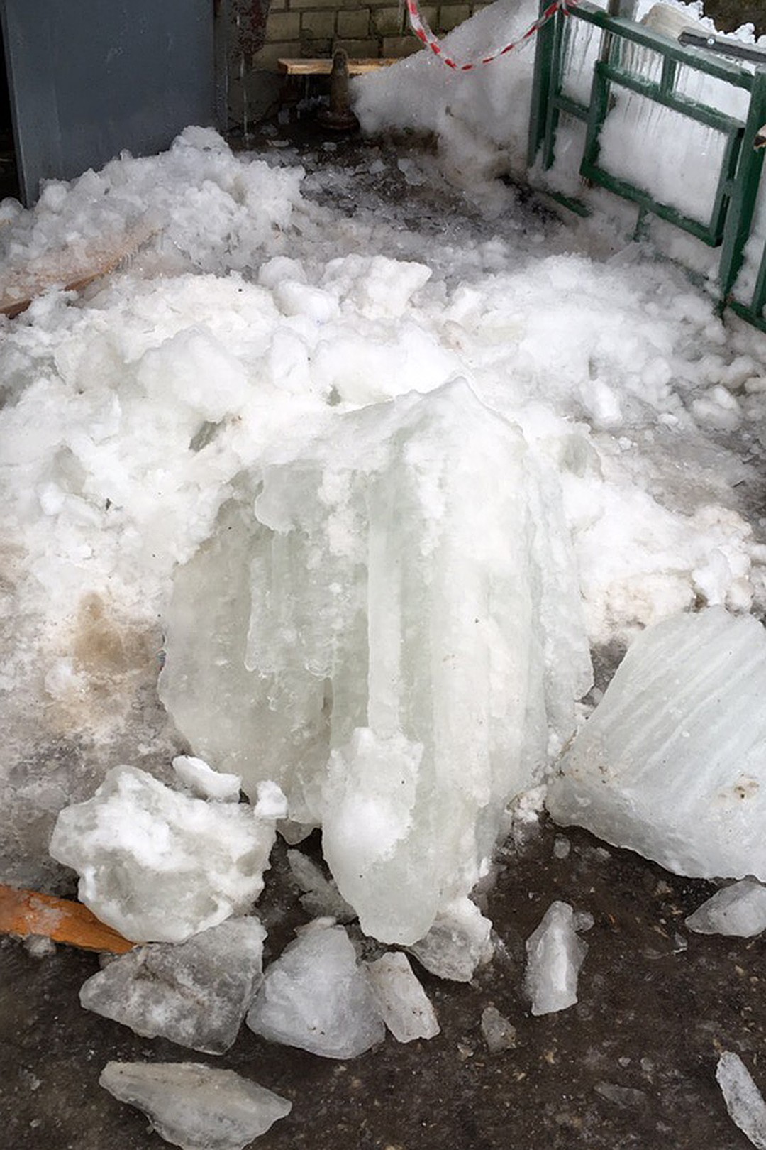 Гигантская сосулька обрушилась на козырек крыши дома по ул. Бекетова в Нижнем Новгороде