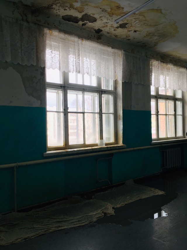 Родители пожаловались на протечки и плесень в балахнинской школе Нижегородской области 
