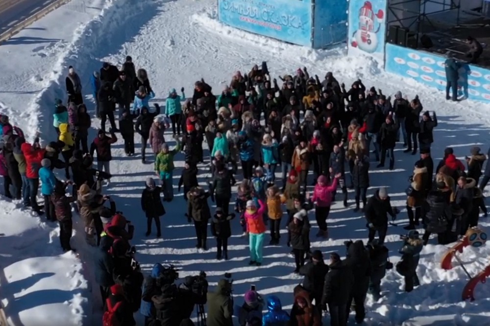 Массовый танцевальный флешмоб прошел на катке "Зимняя сказка" 23 февраля