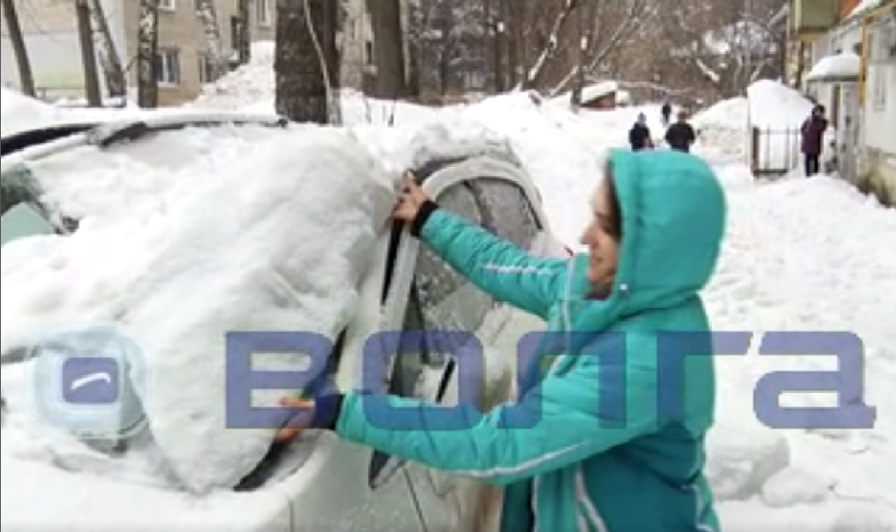 Упавшая с крыши дома глыба льда раздавила две припаркованные машины в Нижнем Новгороде