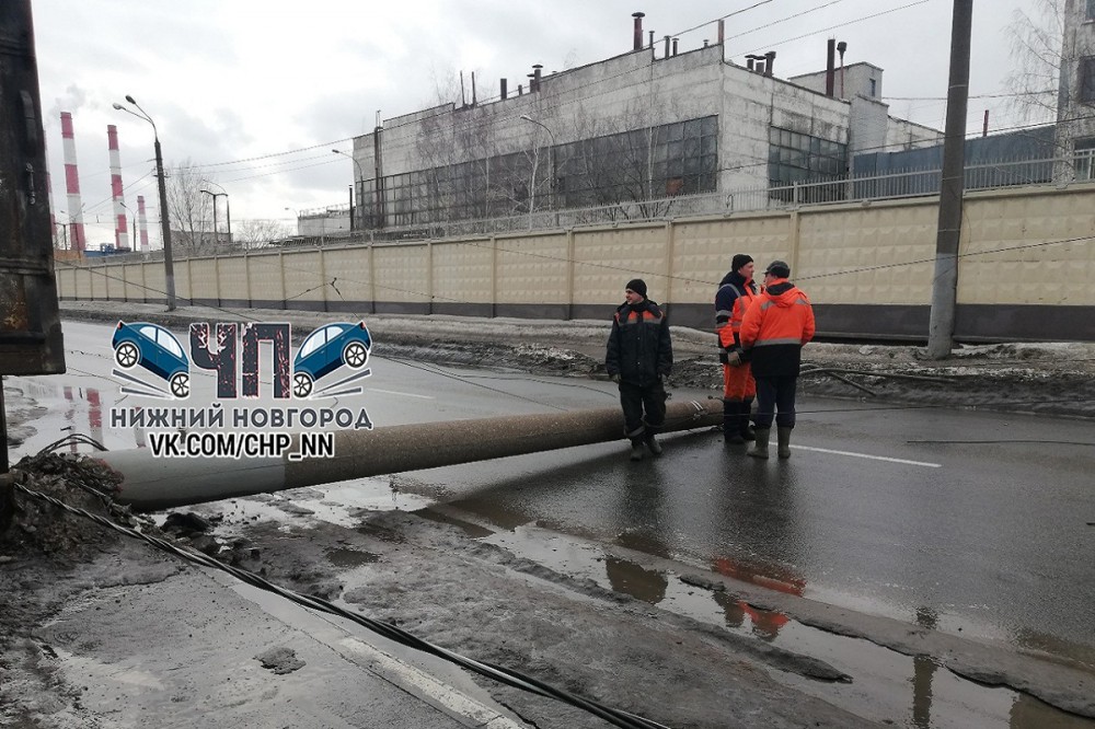 Упавший бетонный столб перегородил дорогу по ул. Монастырка в Нижнем Новгороде