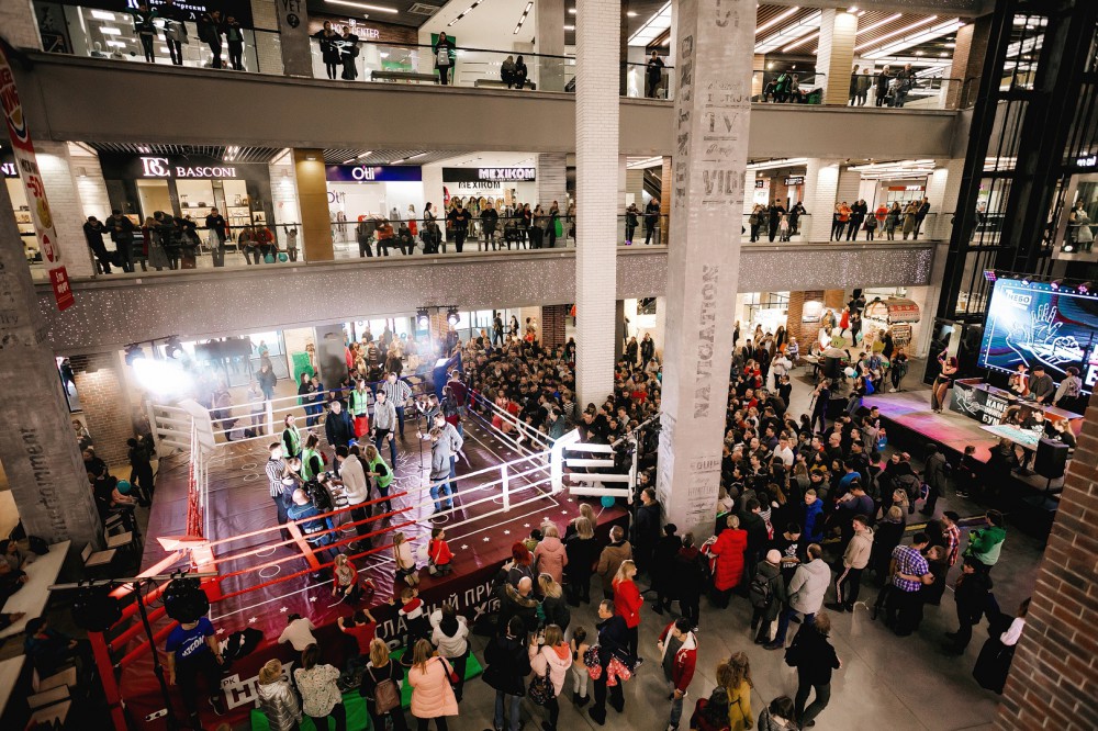 Победитель второго в Нижнем Новгороде чемпионата по игре "Камень, ножницы, бумага" получил iPhone XR