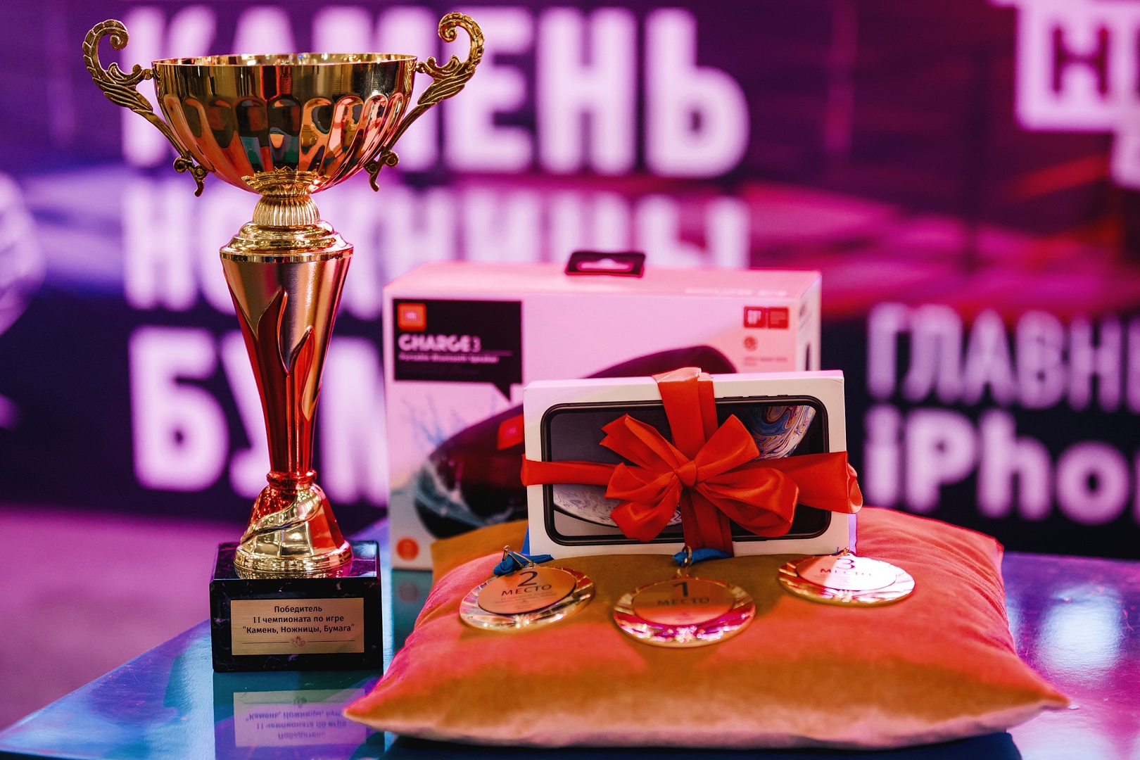 Победитель второго в Нижнем Новгороде чемпионата по игре "Камень, ножницы, бумага" получил iPhone XR