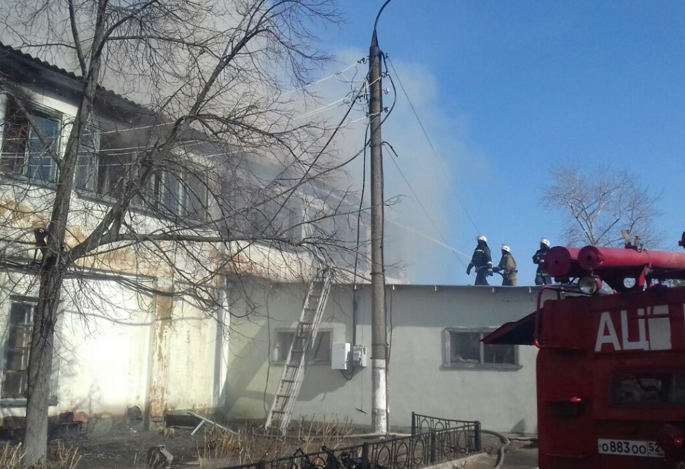 Крыша здания обрушилась в результате пожара на территории ЗМЗ