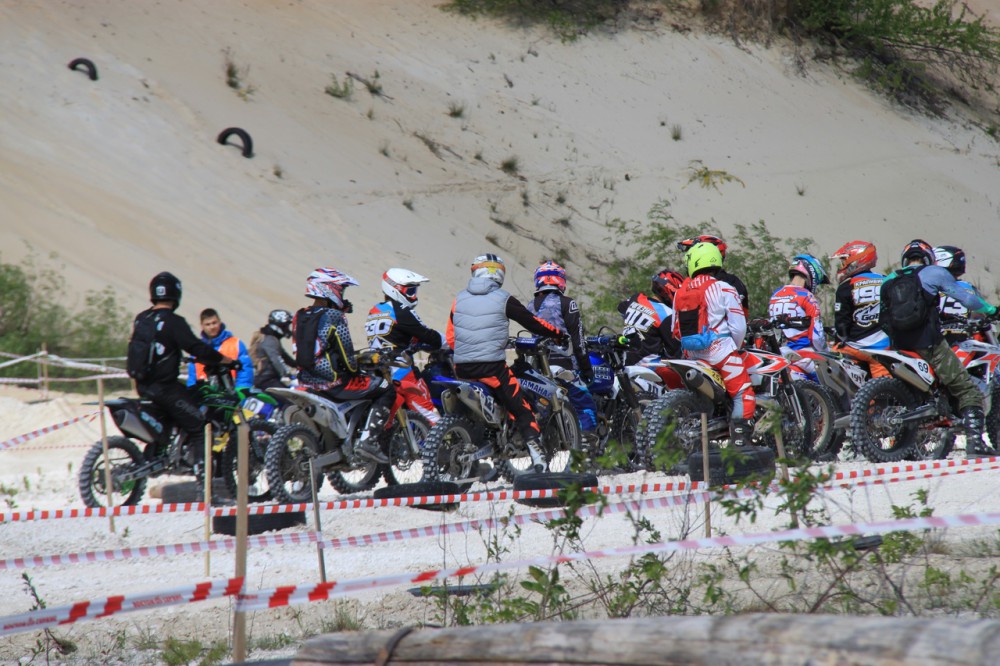 Более 40 мотокроссменов со всей России приняли участие в Чемпионате по эндуро "Бешеный лис" в Дзержинске