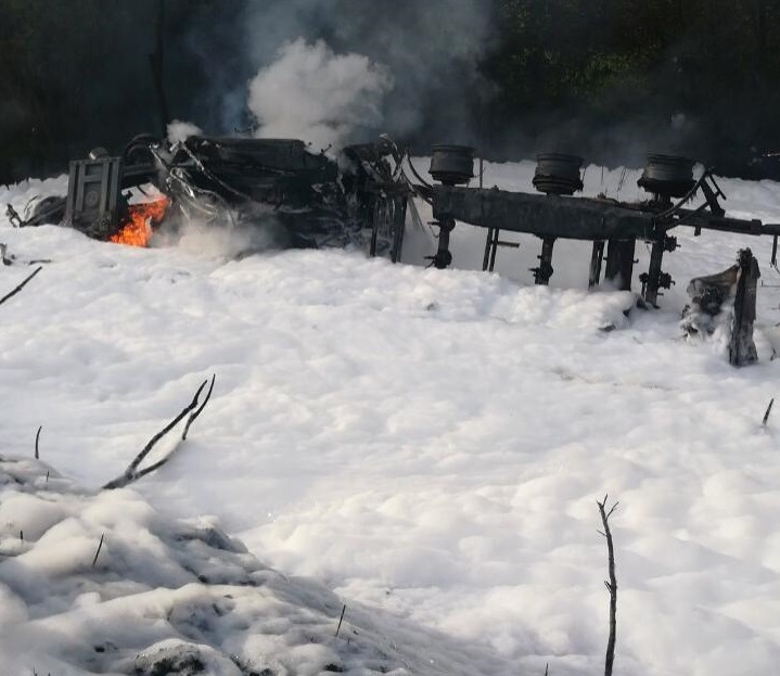 Цистерна с дизтопливом сгорела после опрокидывания автомобиля в Кстовском районе: водитель погиб