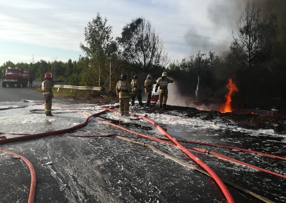 Цистерна с дизтопливом сгорела после опрокидывания автомобиля в Кстовском районе: водитель погиб
