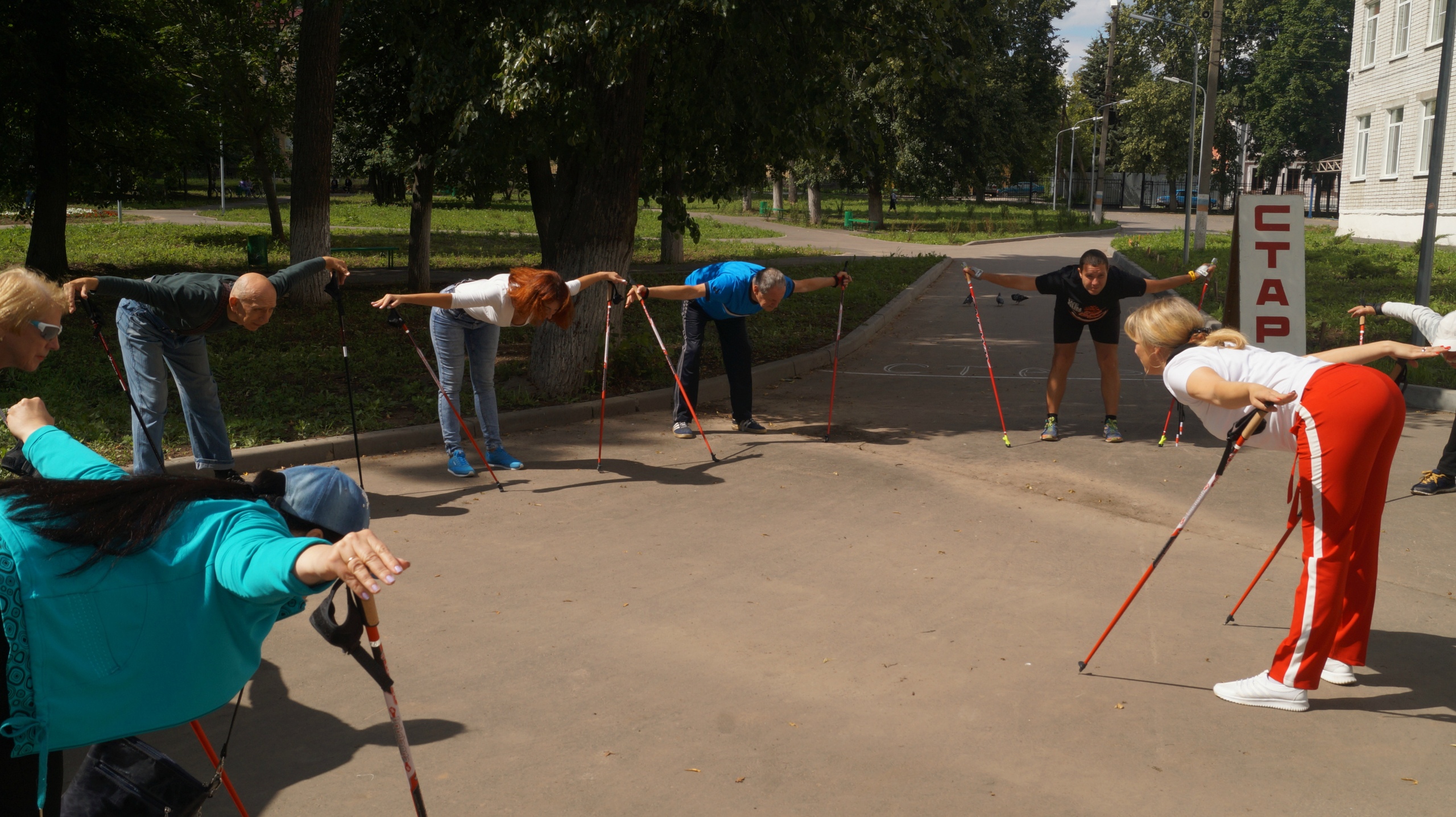 Большинство нижегородцев с палками для северной ходьбы калечат свой организм