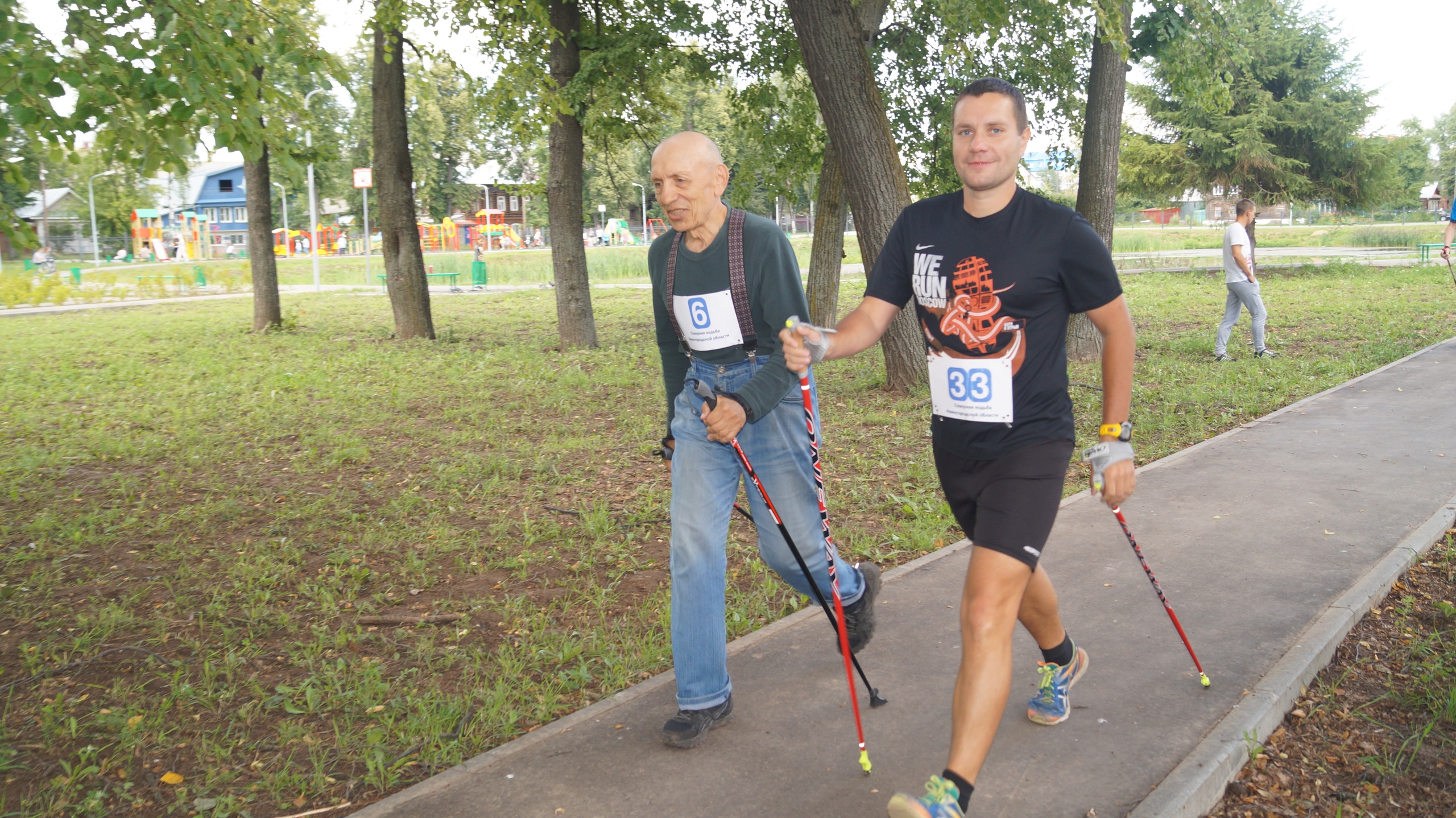 Большинство нижегородцев с палками для северной ходьбы калечат свой организм