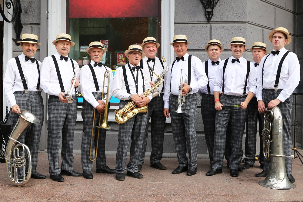 Выступления духового оркестра перед универмагом "Сормовские Зори" проходят по субботам 