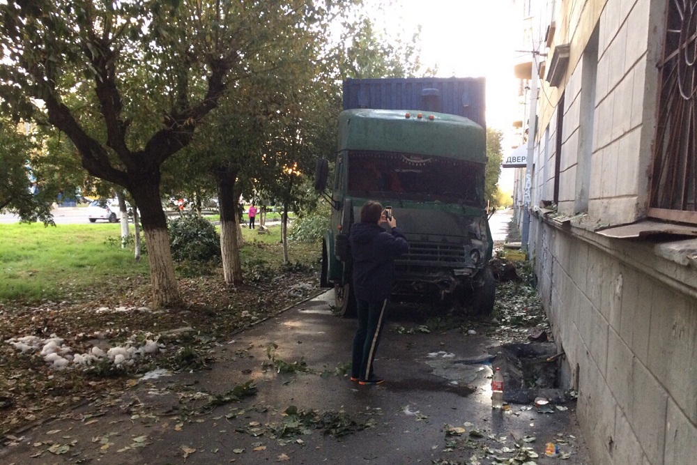 Водитель КАМАЗа врезался в жилой дом в Нижнем Новгороде