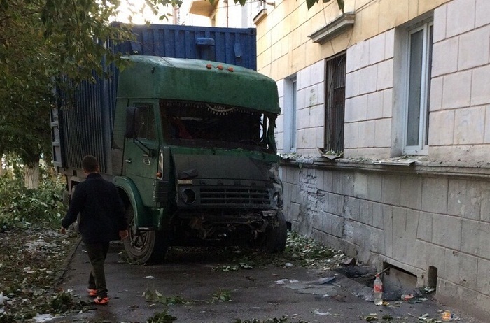 Водитель КАМАЗа врезался в жилой дом в Нижнем Новгороде