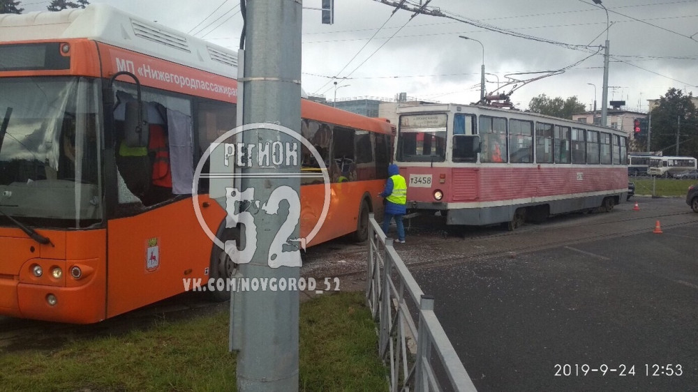Порядка пяти человек пострадали при столкновении трамвая с автобусом в Нижнем Новгороде 24 сентября
