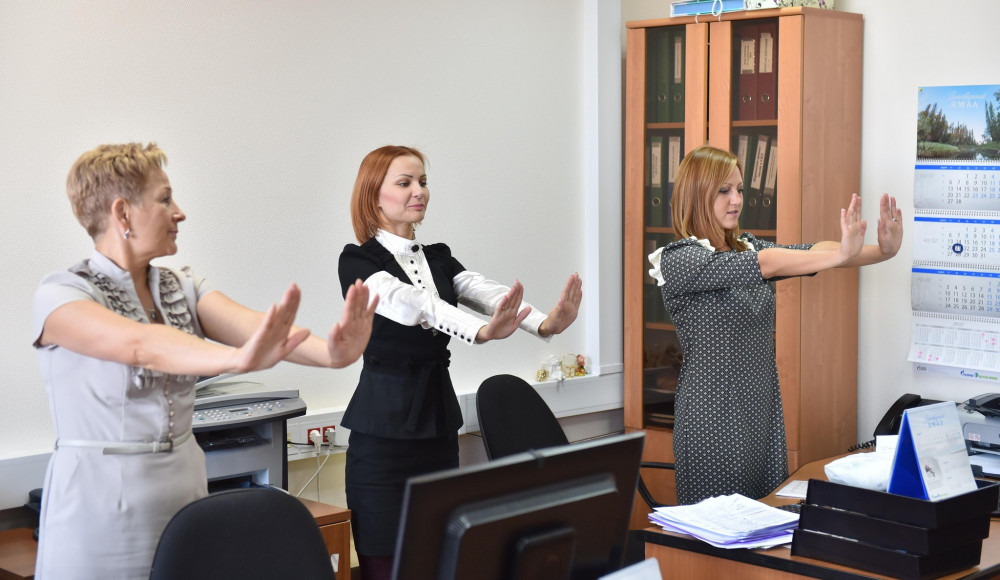 Сотрудники администрации Советского района начали заниматься гимнастикой на работе