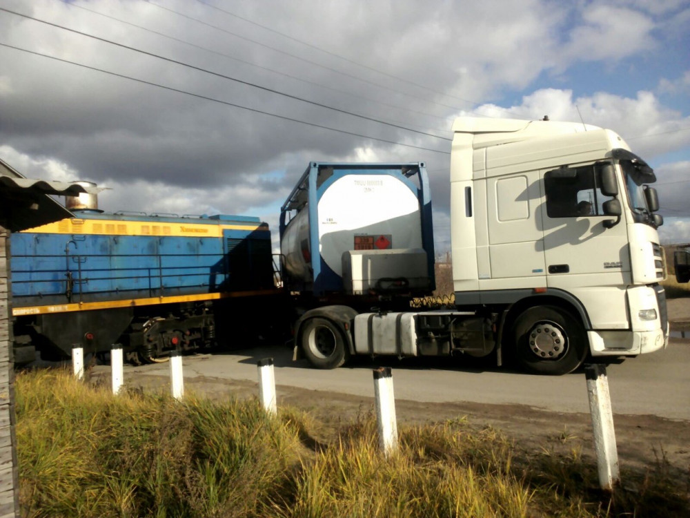 Поезд врезался в большегруз с химическими веществами на Игумновском шоссе