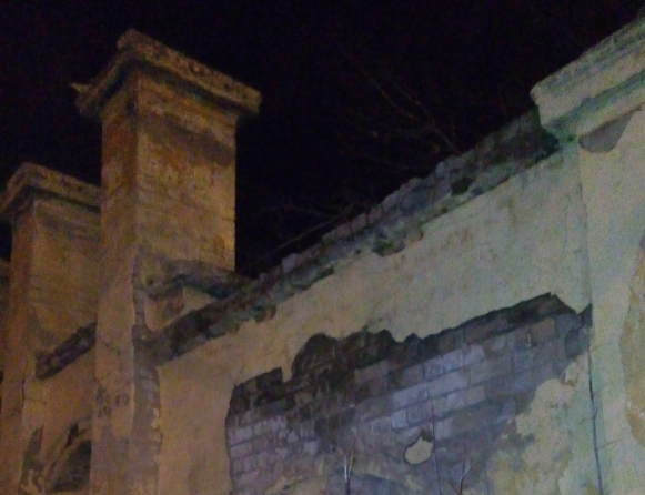 Декоративный бетонный элемент отвалился от забора нижегородского парка "Швейцария" 