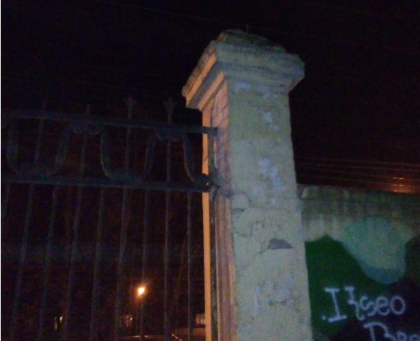 Декоративный бетонный элемент отвалился от забора нижегородского парка "Швейцария"