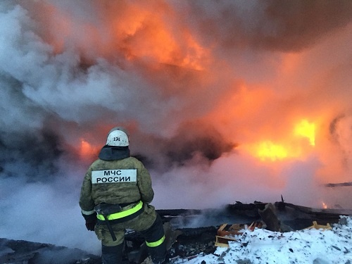 Металлический ангар сгорел в промзоне Дзержинска 