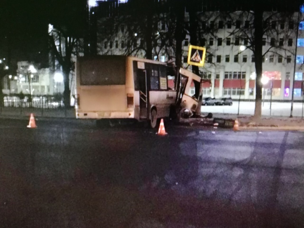 Полицейские разыскивают водителя-участника ДТП с рейсовым автобусом в Нижнем Новгороде