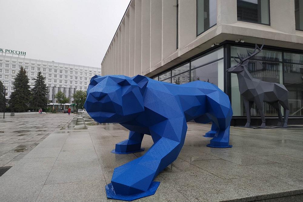 Скульптуру синей пантеры установили у нижегородского концертного зала "Юпитер" 