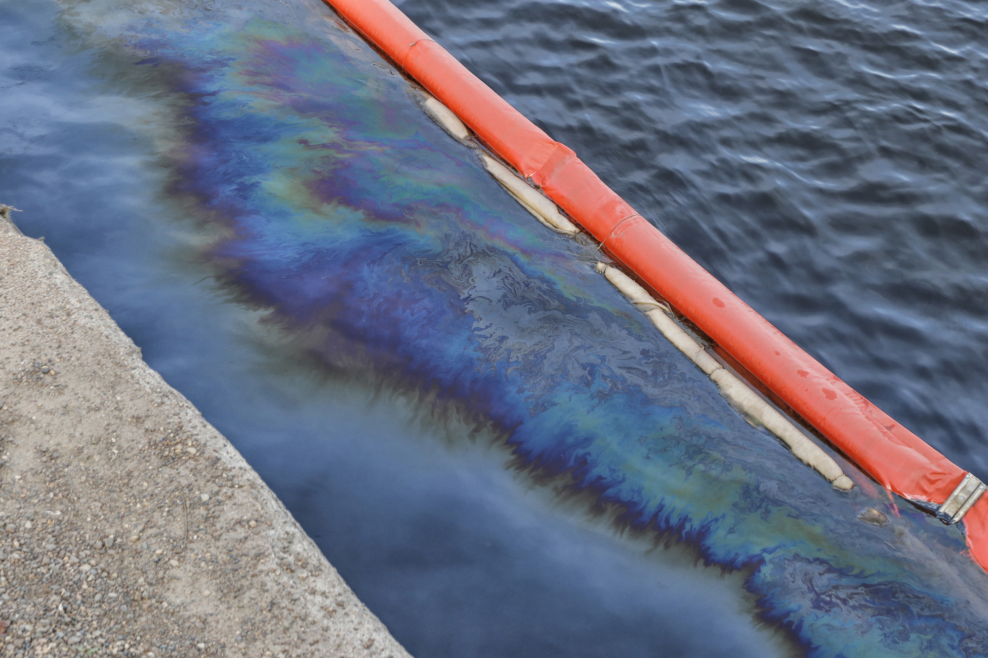Сочащиеся из грунта нефтепродукты вновь собирают с поверхности Волги на Бурнаковке