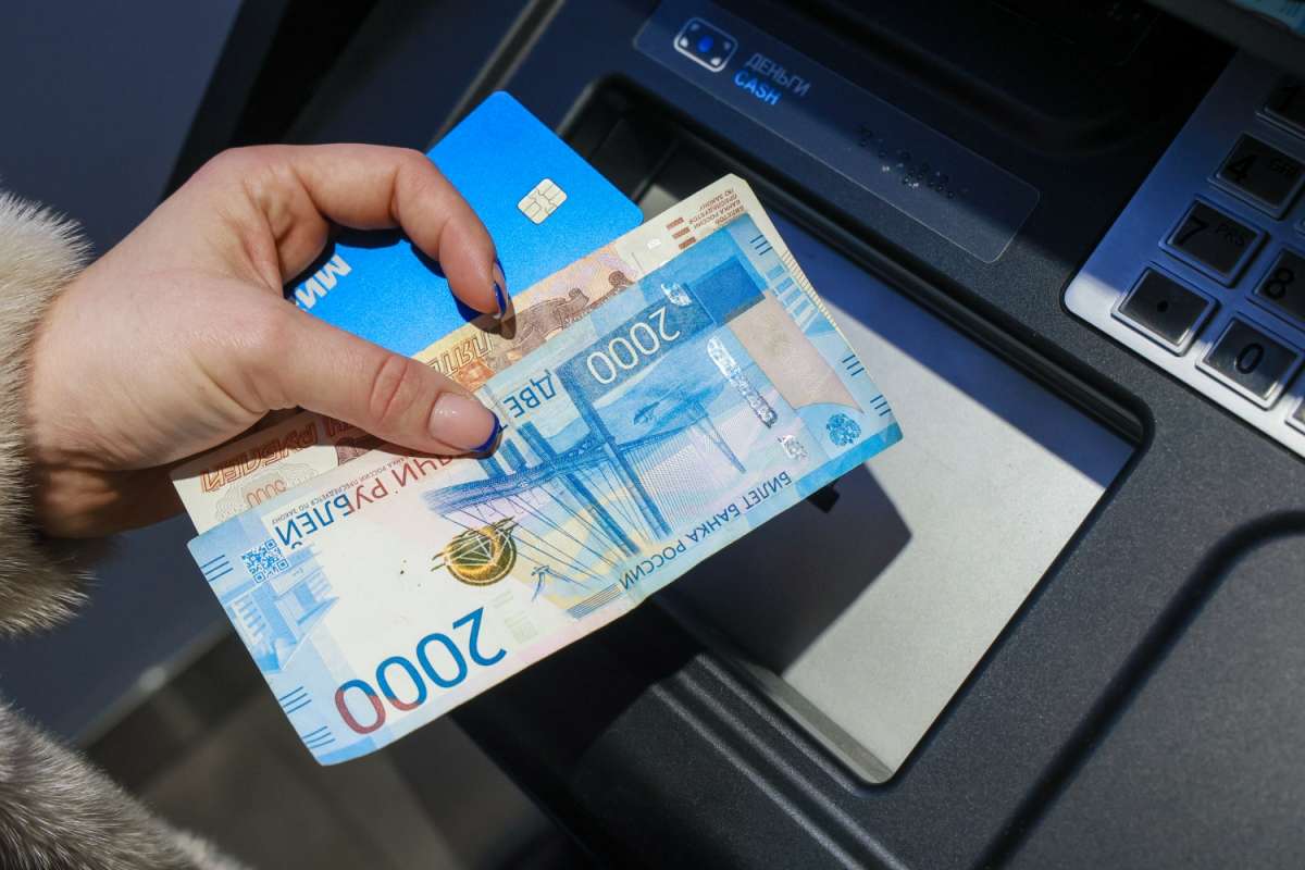 ВТБ: россияне сохранили тренд на накопления в июле