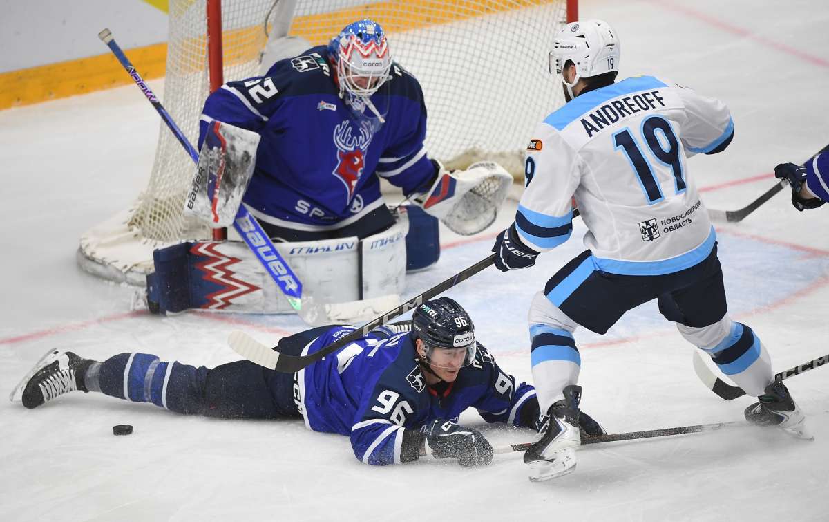 "Торпедо" прервало победную серию, уступив "Сибири" в концовке матча