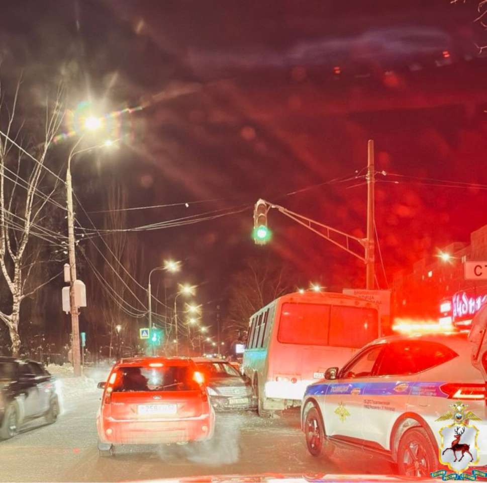 Водителю стало плохо: "Ниссан" устроил ДТП с маршруткой в Нижнем Новгороде