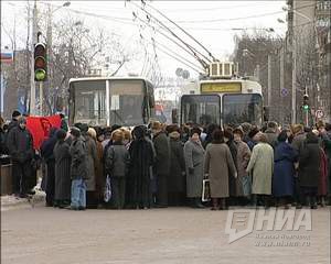 Около 400 нижегородских пенсионеров блокировали 16 января улицу Веденяпина, требуя вернуть льготы