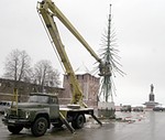 Искусственную новогоднюю елку начали устанавливать вчера на главной площади Нижнего Новгорода