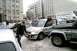 Надо быть ювелиром, чтобы припарковаться в такой тесноте - горько шутят автомобилисты